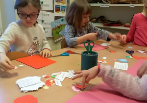 wolontariusze z dziećmi przygotowują laurki 1