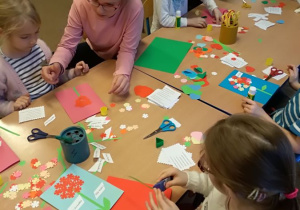 wolontariusze z dziećmi przygotowują laurki 8