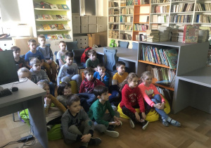 dzieci oglądają inscenizację wiersza_1