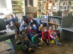 Klasa 1b z wizytą w bibliotece