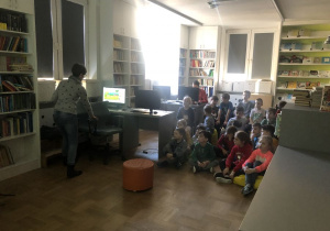 dzieci oglądają inscenizację wiersza_3
