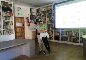 dzieci oglądają inscenizację wiersza_4