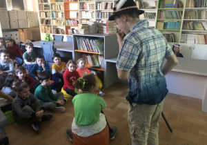 dzieci oglądają inscenizację wiersza_5