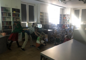 dzieci oglądają inscenizację wiersza_7