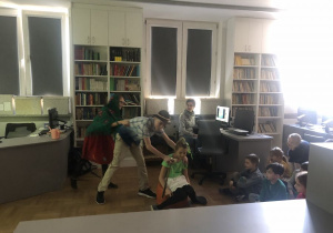 dzieci oglądają inscenizację wiersza_8