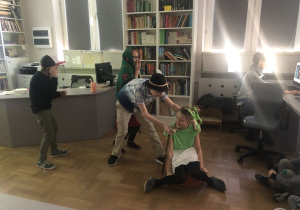 dzieci oglądają inscenizację wiersza_9