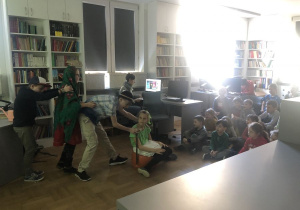 dzieci oglądają inscenizację wiersza_10