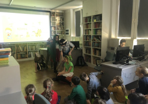dzieci oglądają inscenizację wiersza_12