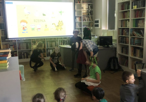 dzieci oglądają inscenizację wiersza_13