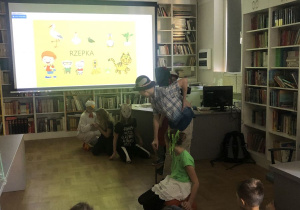 dzieci oglądają inscenizację wiersza_15