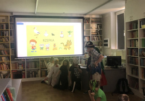dzieci oglądają inscenizację wiersza_16
