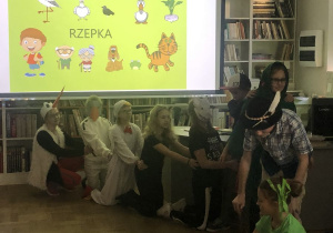 dzieci oglądają inscenizację wiersza_17