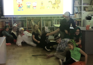 dzieci oglądają inscenizację wiersza_18
