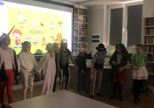 dzieci oglądają inscenizację wiersza_21