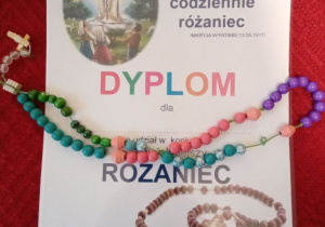 różaniec i dyplom