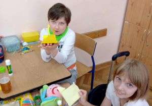 dzieci z klasy 3b podczas zajęć o ślimakach_3