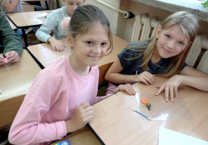 dzieci z klasy 3b podczas zajęć o ślimakach_9