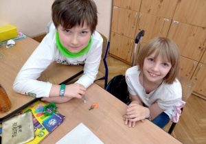dzieci z klasy 3b podczas zajęć o ślimakach_11