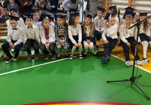 dzieci z klas pierwszych podczas ślubowania_2
