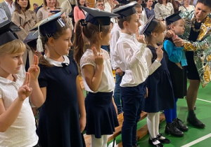 dzieci z klas pierwszych podczas ślubowania_8