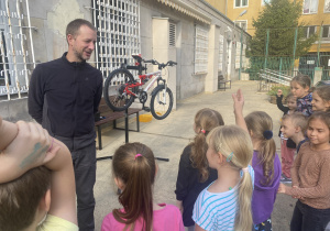 pierwszaki podczas warsztatów rowerowych_3