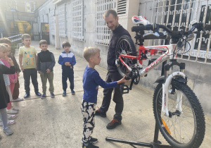 pierwszaki podczas warsztatów rowerowych_7