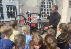 pierwszaki podczas warsztatów rowerowych_8