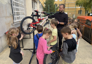 pierwszaki podczas warsztatów rowerowych_10