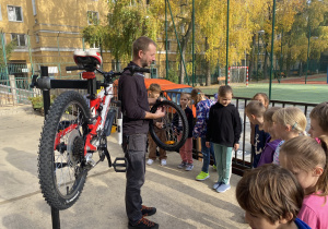 pierwszaki podczas warsztatów rowerowych_11