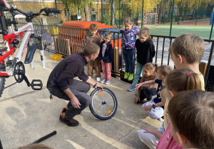 pierwszaki podczas warsztatów rowerowych_12