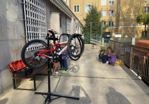 pierwszaki podczas warsztatów rowerowych_21