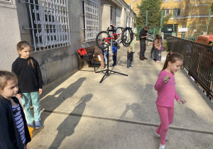 pierwszaki podczas warsztatów rowerowych_36