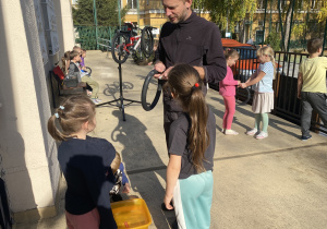pierwszaki podczas warsztatów rowerowych_53