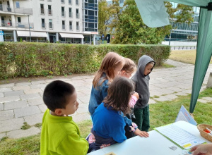 Klasa 2a na Ekojarmarku "Pszczeli zakątek"