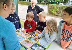 uczniowie podczas ekojarmarku_18