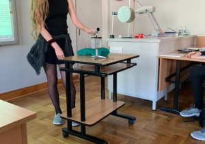 uczniowie podczas doświadczeń fizycznych_1