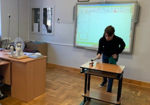 uczniowie podczas doświadczeń fizycznych_3