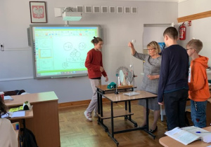 uczniowie podczas doświadczeń fizycznych_4