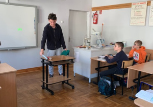 uczniowie podczas doświadczeń fizycznych_5
