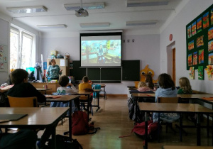 dzieci podczas spotkania z podróżniczką_1