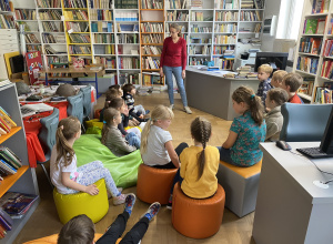 Lekcja biblioteczna w klasie 1b