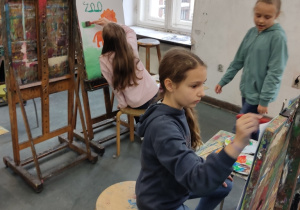uczniowie podczas warsztatów kreatywnych_2
