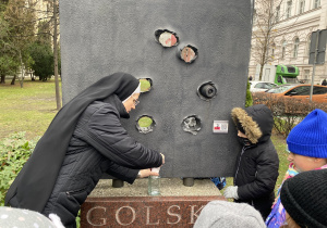 dzieci na spacerze do Miejsc Pamięci Narodowej_8