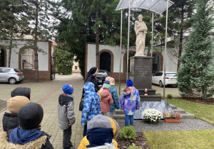 dzieci na spacerze do Miejsc Pamięci Narodowej_15