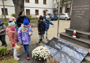 dzieci na spacerze do Miejsc Pamięci Narodowej_17