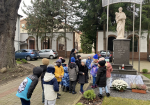 dzieci na spacerze do Miejsc Pamięci Narodowej_20