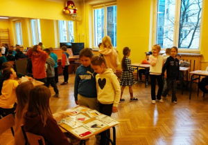 uczniowie podczas andrzejkowych wróżb_1