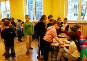 uczniowie podczas andrzejkowych wróżb_4
