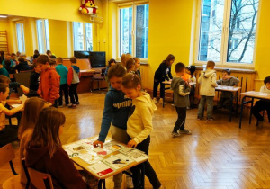 uczniowie podczas andrzejkowych wróżb_5