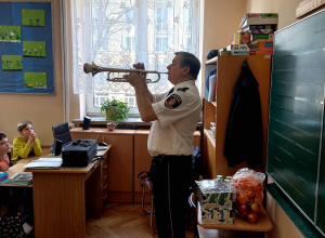 Spotkanie klasy 3b z trębaczem Straży Miejskiej